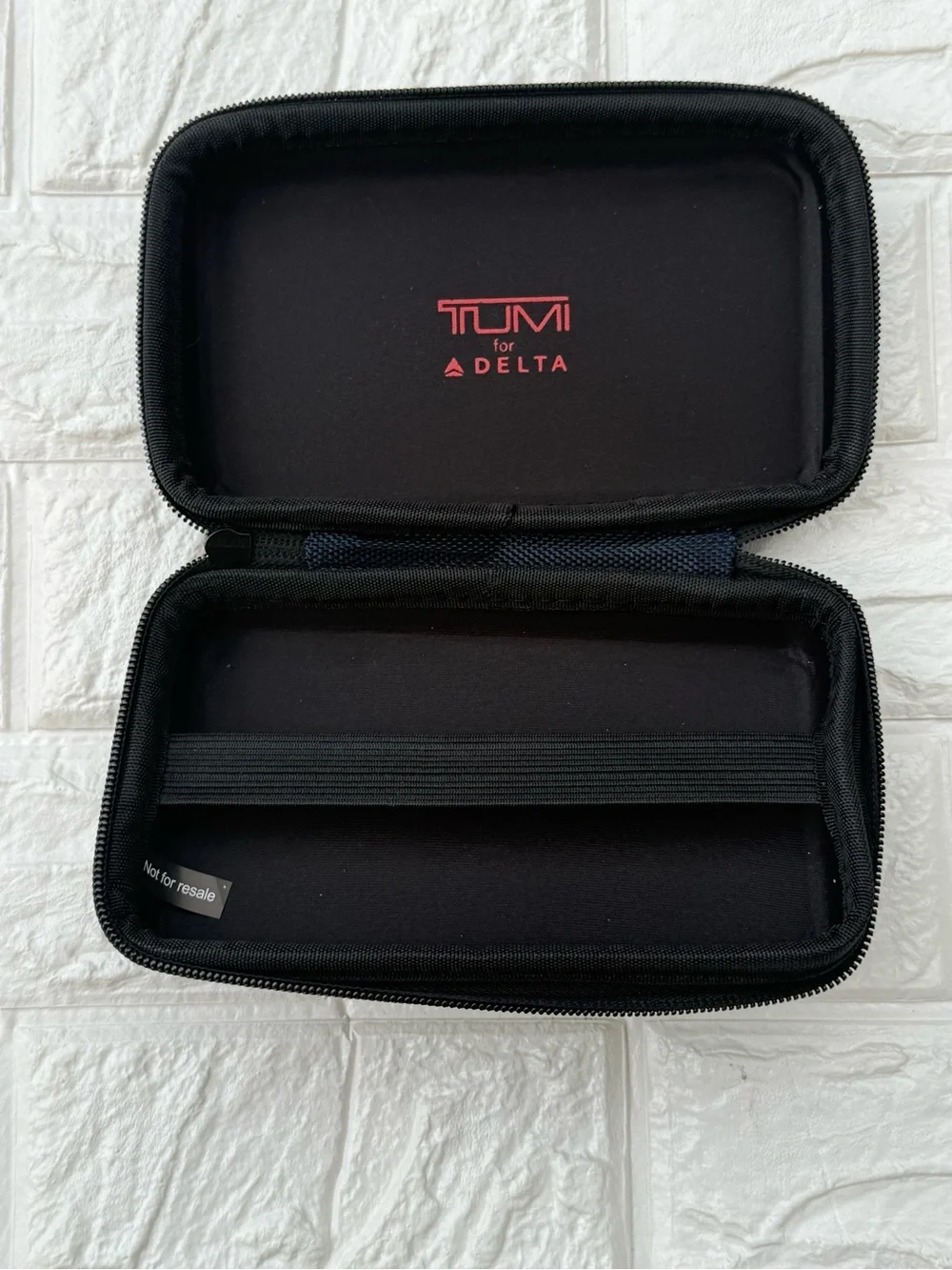 TUMI for‎ Delta Airlines Navy Blue Hard Case Amenity Kit Bag Travel Holder